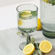 Vaisselle acrylique: le verre à vin