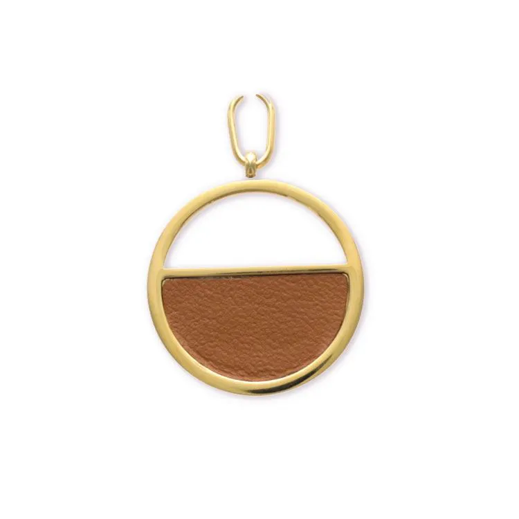 Pendentif camel en cuir et acier doré 